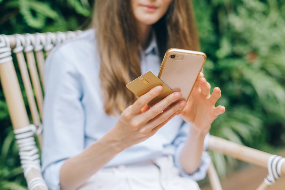 Cartes de crédit sans frais : pourquoi les banques en ligne sont moins chères en 2026